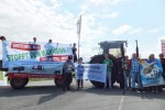 Ein Traktor und 40 Aktivisten blockierten die Hafenzufahrt (Foto: P. Brändle)