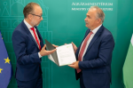 Ungarns Landwirtschaftsminister und derzeitiger EU-Ratsvorsitzender für Landwirtschaft und Fischerei, Dr. István Nagy (r) nimmt den Offenen Brief von Gunther Weiss (l), Bereichsverantwortlicher Qualitätsmanagement, Alnatura GmbH entgegen. Foto: Csaba