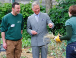 Prince Charles meet volunteers (beim Farmbesuch 2009) Foto: Andy Gott, https://bit.ly/3LrTAWU, https://creativecommons.org/licenses/by/2.0/